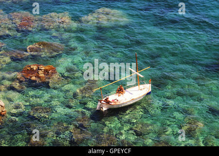 Girona, Espagne - 14 août 2016 : Les personnes qui prennent le soleil sur un bateau sur la mer Méditerranée vert transparent de Costa Brava Banque D'Images