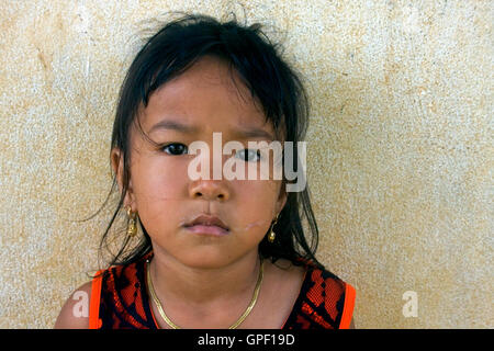 Une jeune fille khmère est la pose pour un portrait dans Chork, village au Cambodge. Banque D'Images