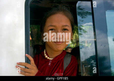 Une jeune fille khmère est la pose pour un portrait dans Chork, village au Cambodge. Banque D'Images