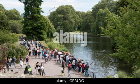 Les personnes qui désirent visiter St James Park, près de Buckingham Palace à Westminster London Victoria Banque D'Images