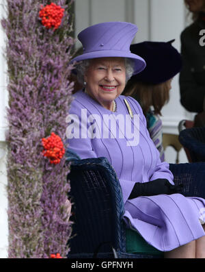 La reine Elizabeth II assiste à la Royal Highland Braemar rassemblement à la Princesse Royale et le duc de Fife, du parc de Braemar. Banque D'Images