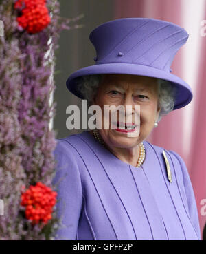 La reine Elizabeth II assiste à la Royal Highland Braemar rassemblement à la Princesse Royale et le duc de Fife, du parc de Braemar. Banque D'Images