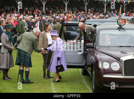 La reine Elizabeth II, accompagnée du duc d'Édimbourg, assiste à la Royal Highland Braemar rassemblement à la Princesse Royale et le duc de Fife, du parc de Braemar. Banque D'Images