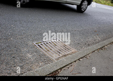 Les drains bloqués par des feuilles et de la boue et pas nettoyé Banque D'Images