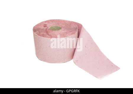 Rouleau de papier toilette rose isolé sur fond blanc. Banque D'Images