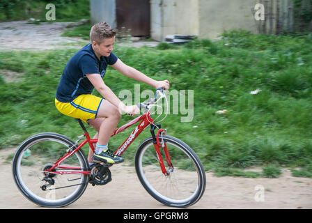 Teenage boy riding a bike. Banque D'Images