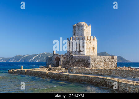 Le Bourtzi tower à Methoni Forteresse Vénitienne contre un ciel bleu dans le Péloponnèse, la Messénie, Grèce Banque D'Images