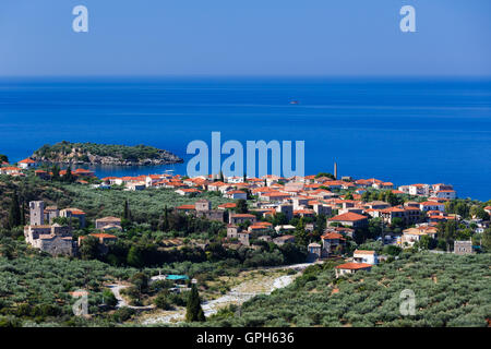 Vue panoramique de Kardamyli town, une ville côtière construite par les Vénitiens propose un mélange de design vénitien traditionnel grec et Banque D'Images