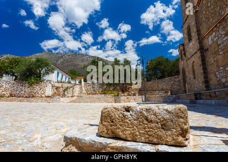 Église orthodoxe-grecque traditionnelle de Taxiarchis dans Itilo village contre un ciel bleu profond et les nuages dans le Magne, Laconie, Grèce Banque D'Images