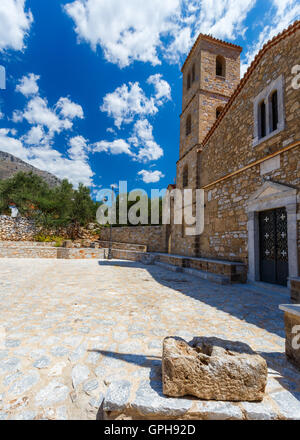 Église orthodoxe-grecque traditionnelle de Taxiarchis dans Itilo village contre un ciel bleu profond et les nuages dans le Magne, Laconie, Grèce Banque D'Images