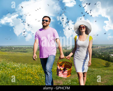 Jeune couple avec panier pique-nique Banque D'Images