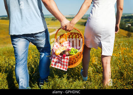 Jeune couple avec panier pique-nique Banque D'Images