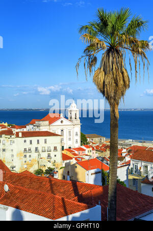 Vue sur les toits de l'Alfama, le vieux quartier de Lisbonne, Portugal Banque D'Images