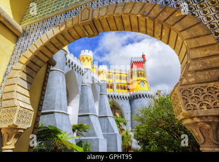 Palais de Pena, Sintra, Portugal, vue par l'entrée arch Banque D'Images