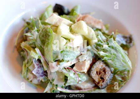 Salade Waldorf avec laitue, pomme, noix marinées dans une vinaigrette crémeuse Banque D'Images