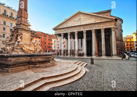 Vue sur le Panthéon, Rome, Italie, en début de matinée Banque D'Images