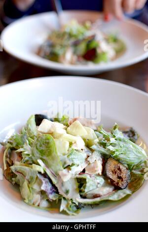 Salade Waldorf avec laitue, pomme, noix marinées dans une vinaigrette crémeuse Banque D'Images