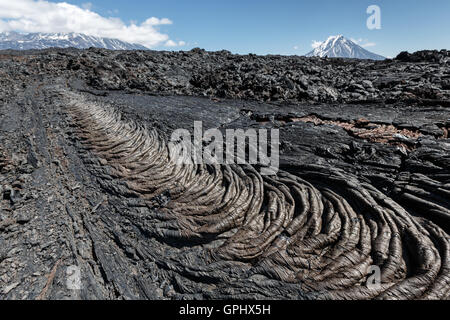 Paysage volcanique de la péninsule du Kamtchatka : belle vue sur l'éruption volcanique de lave de Volcan Plosky Tolbachik active. Banque D'Images
