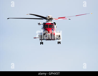 Un hélicoptère de sauvetage de la garde côtière UK HM photographié lors d'un exercice d'entraînement dans le Moray Firth, Ecosse Banque D'Images