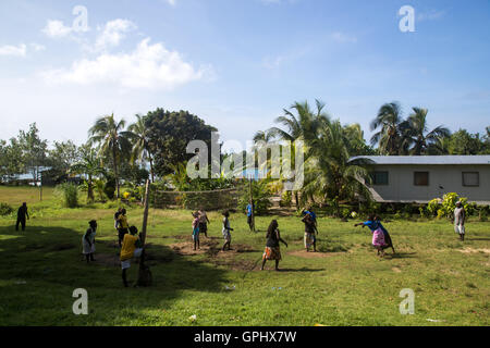 Chea Village, Îles Salomon - 31 mai 2015 : les femmes et girles jouer au volley-ball dans le lagon de Marovo dans village Chea Banque D'Images