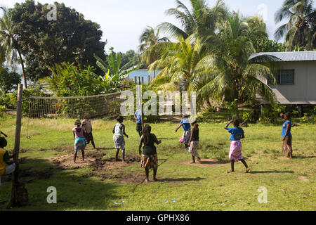 Chea Village, Îles Salomon - 31 mai 2015 : les femmes et girles jouer au volley-ball dans le lagon de Marovo dans village Chea Banque D'Images