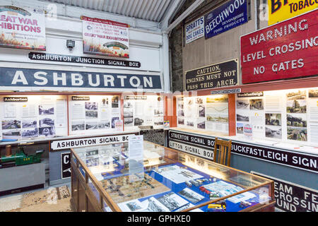 Vieilles enseignes dans le musée à l'Ashburton station sur le chemin de fer du sud du Devon, England, UK Banque D'Images