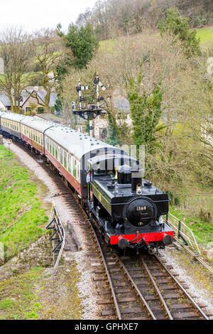 Ex-GWR réservoir pannier loco 1369 arrivant à Ashburton station sur le chemin de fer du sud du Devon, England, UK Banque D'Images