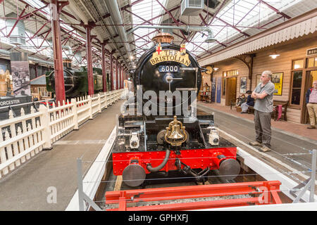 Ex-loco vapeur GWR 6000 'King George V' avec 'l'Bristolian' à la tête de Steam Museum, Swindon, Wiltshire, England, UK Banque D'Images