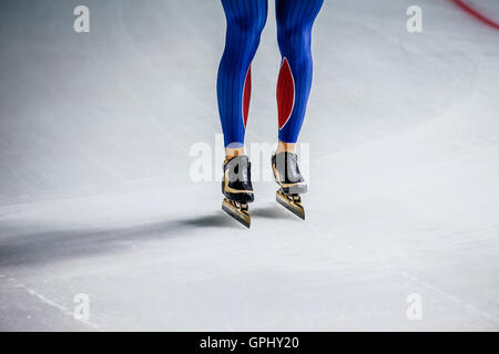 Les hommes jambes patineur en patins sports ice arena Banque D'Images