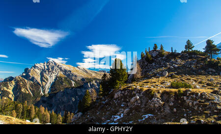 L'automne est à venir dans les Alpes italiennes Banque D'Images