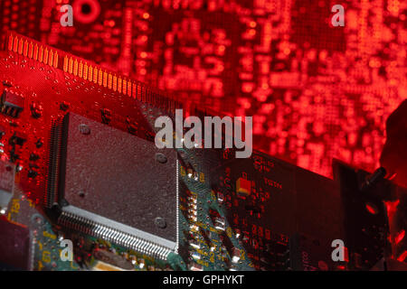 Gros plan de la mémoire de l'ordinateur dans une ambiance rouge Banque D'Images