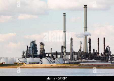 Une grande raffinerie de pétrole avec cheminées dans le port d'Anvers, Belgique avec beaucoup de tours de distillation. Banque D'Images