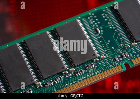 Gros plan de la mémoire de l'ordinateur dans une ambiance rouge Banque D'Images