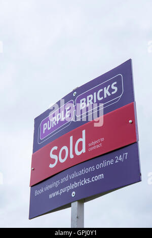 Briques violet à vendre avec vendus sign UK Banque D'Images