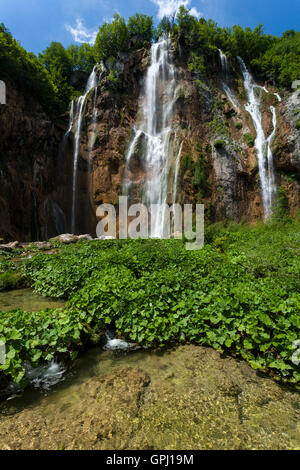 Cascade Veliki Slap partie principale à la lumière du jour dans le parc national des Lacs de Plitvice, Croatie Banque D'Images