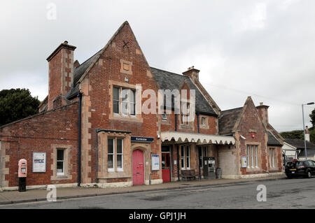 Vue extérieure de la gare d'Axminster conçu par l'architecte William Tite en 1860 dans le Devon, England UK KATHY DEWITT Banque D'Images