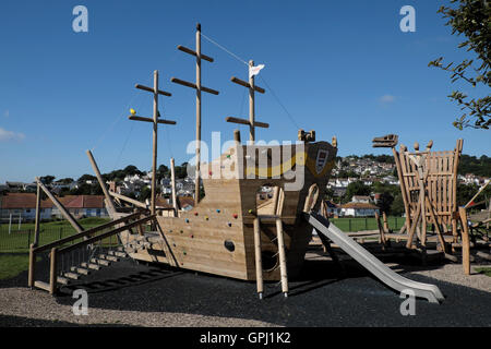 Escalade en bois structure bateau pirate en jeu pour enfants à Lyme Regis, dans le Dorset England UK KATHY DEWITT Banque D'Images