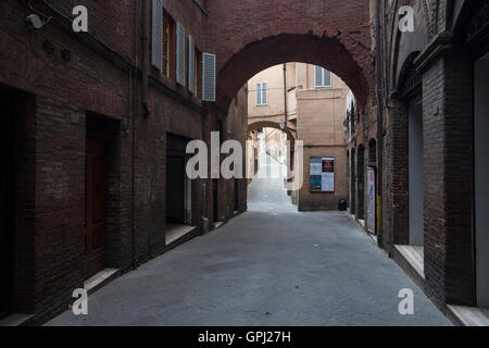 Passage voûté sur les rues de la vieille ville de Sienne, Italie Banque D'Images