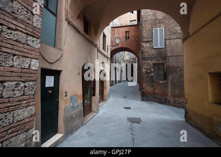 Passage voûté sur les rues de la vieille ville de Sienne, Italie Banque D'Images