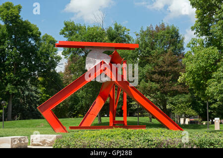 Fort Wayne, Indiana - une sculpture en acier appelé Helmholtz, par Mark Di Suvero, dans Freimann Square. Banque D'Images