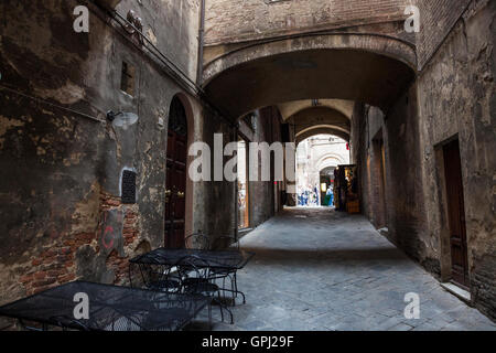 Passage voûté sur les rues de la vieille ville de Sienne, Italie Banque D'Images