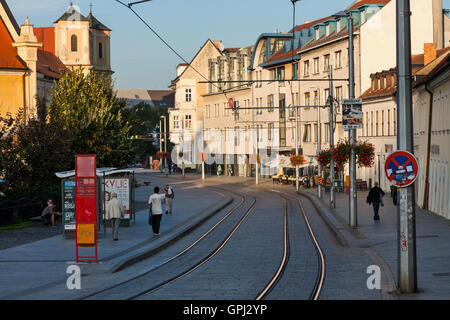 Rue typique du centre-ville de Bratislava dans la soirée Banque D'Images