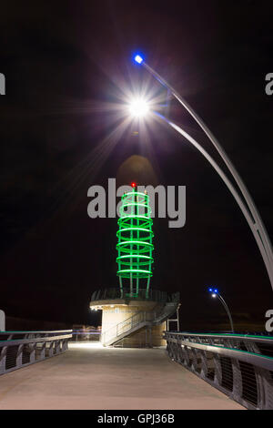 Brant Street Pier situé à Burlington (Ontario). Prises de nuit montre sous son écran couleur LED au cours de l'été. Banque D'Images