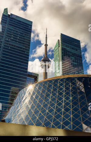 Roy Thompson Hall situé dans le centre-ville de Toronto, en Ontario, avec la Tour du CN entre les bâtiments. Banque D'Images