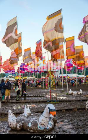 Swan gonflable dans la boue à Glastonbury Festival of contemporary performing arts 2016 Banque D'Images