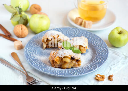 Des strudel aux pommes avec des pommes, raisins et noix, de délicieuses pâtisseries végétarienne Banque D'Images