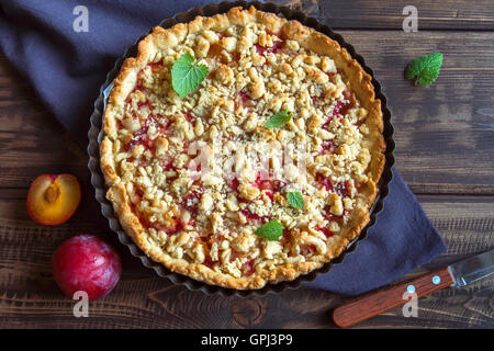 Pâte brisée maison gâteau aux prunes (PIE) à s'écrouler sur fond de bois Banque D'Images