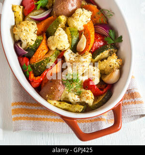 Légumes au four rustique avec des épices et herbes dans le plat de cuisson close up, repas d'automne bio végétarienne Banque D'Images