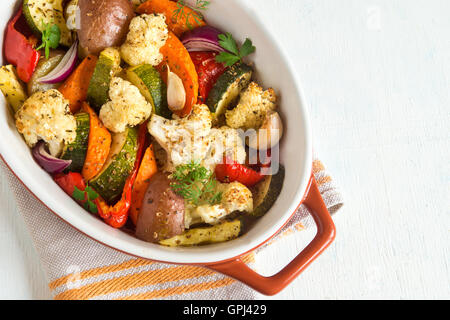 Légumes au four rustique avec des épices et herbes dans le plat de cuisson close up, repas d'automne bio végétarienne Banque D'Images