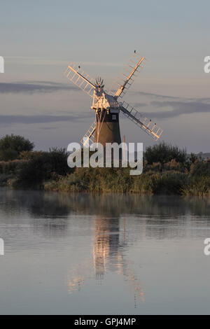 Au lever du soleil sur la rivière Thurne Ant, Norfolk Banque D'Images